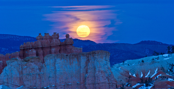 Moonrise in Bryce Canyon