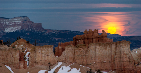 Moonrise in Bryce Canyon